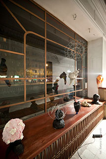 Instalacja w dawnym sklepie z kapeluszami Porthos autorstwa Pauliny Ołowskiej, fot. Bartek Stawiarski